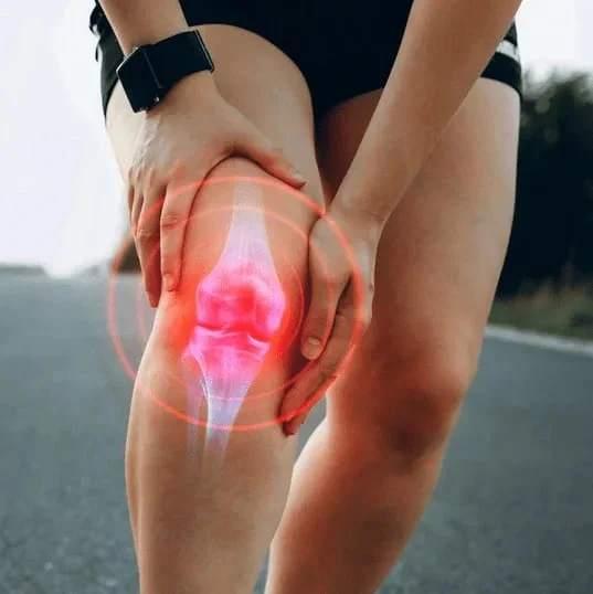 Persoană care își ține genunchiul dureros, cu ilustrație de articulație inflamată – Caprin ajută la reducerea disconfortului și menținerea articulațiilor sănătoase